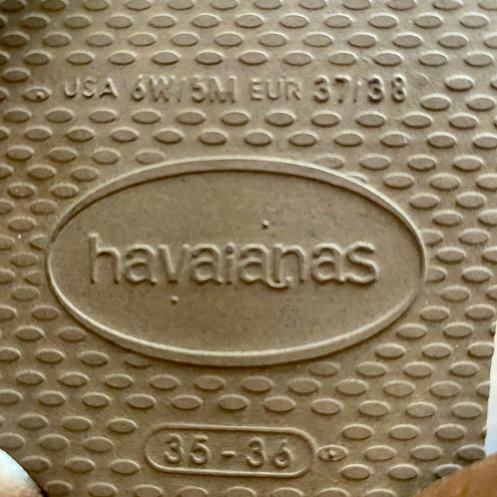 Havianas  flip flops light gold nice condition.